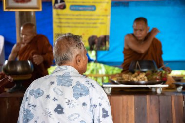 Chanthaburi, Tayland - 29 Mayıs 2017: Kimliği belirlenemeyen Tayland keşişi Budist inancında yemek ve diğer bir deyişle Tayland tapınağında dini tören için dua ediyor (Wat Thai)