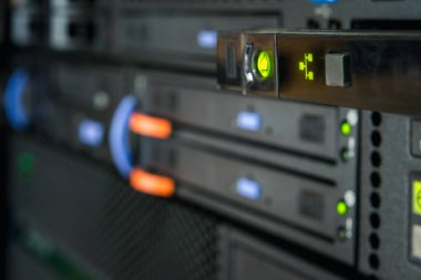 Bilgisayar sunucusu ana bilgisayarı ve sabit disk sürücüsü baskın deposu ile bilgisayar sunucusu veri merkezinde bulut servisi ve bilgi altyapısı sunucusu