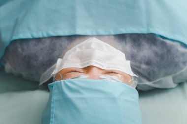 Kaş dövme kliniğinde ya da Kaş nakış kliniğinde çalışan doktor tarafından yapılan Asyalı kadın kaş dövmesi dövmesi. Dövme ve düzeltme için KOVID-19 önleme politikası kullanın.