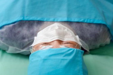Kaş dövme kliniğinde ya da Kaş nakış kliniğinde çalışan doktor tarafından yapılan Asyalı kadın kaş dövmesi dövmesi. Dövme ve düzeltme için KOVID-19 önleme politikası kullanın.