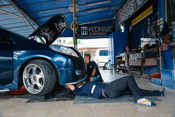 Bangkok Thailand Mei 2017 Niet Geïdentificeerde Automonteur Serviceman Controleert Koplamp — Stockfoto