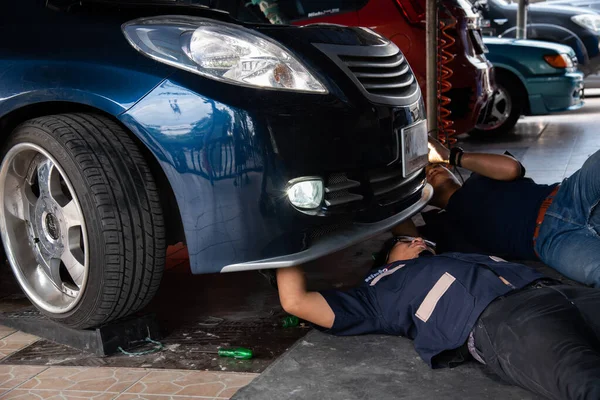 Bangkok Thailand Maj 2017 Oidentifierad Bilmekaniker Eller Serviceman Kontrollerar Bilstrålkastare — Stockfoto