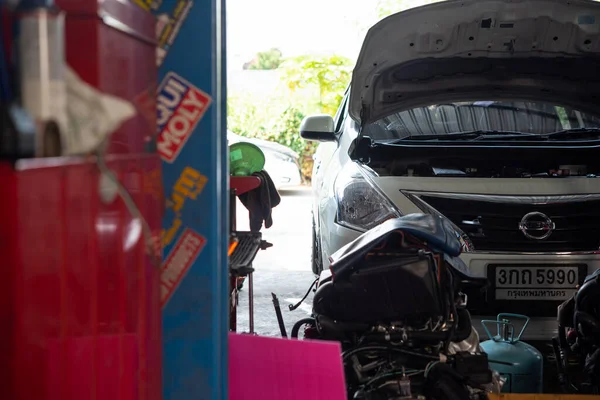 Bangkok Thailand April 2020 Unidentified Car Mechanic Serviceman Checking Car — Stock Photo, Image