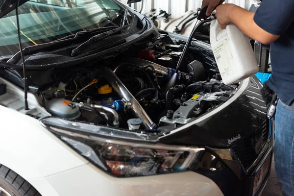 Bangkok Thailand April 2020 Unbekannte Kfz Mechaniker Oder Servicetechniker Reinigen — Stockfoto