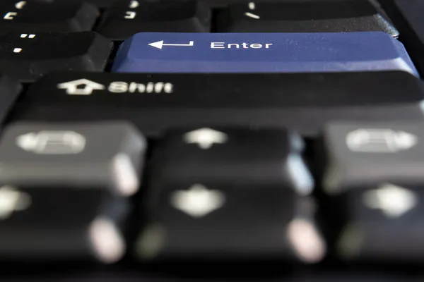 键盘的计算机服务器或桌面计算机集中办公 商业和信息技术的概念在键盘上输入按钮 — 图库照片