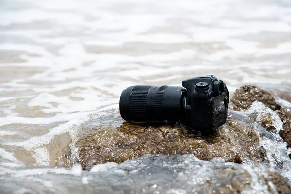 Dslr Camera Telephoto Lens Beach Wet Water Sea Wave Travel — Stock Photo, Image