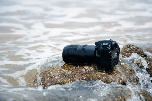 Dslr Camera Telephoto Lens Beach Wet Water Sea Wave Travel — Stock Photo, Image