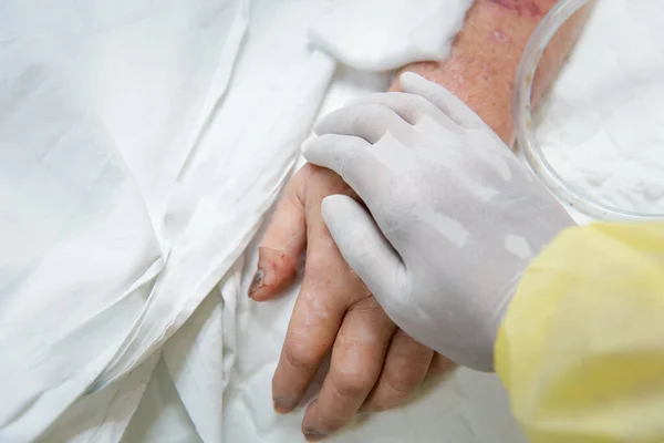 病人在医院用生理盐水静脉和亲戚病人手中拿着老人的病人手 — 图库照片