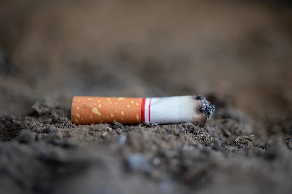 Сигарети Горять Відкритому Повітрі Попіл Від Залежності Від Куріння Нікотину — стокове фото