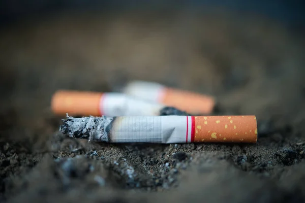 Сигарети Горять Відкритому Повітрі Попіл Від Залежності Від Куріння Нікотину — стокове фото