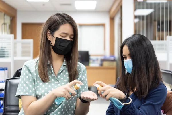 Femeile Asiatice Care Poartă Mască Alcool Gel Mână Antibacterian Mască — Fotografie, imagine de stoc