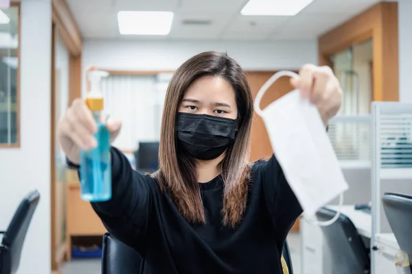 Wanita Asia Mengenakan Masker Dan Alkohol Tangan Antibakteri Gel Masker — Stok Foto