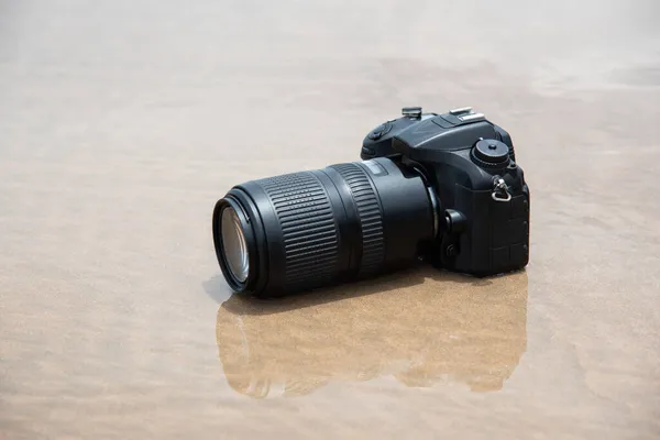 Cámara Réflex Digital Con Teleobjetivo Una Playa Que Moja Ola Imagen De Stock