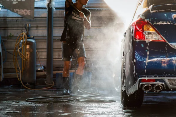 Bangkok, Tayland - 31 Mart 2017: Bangkok Tayland 'daki araba bakım merkezinin tanımlanamayan araç bakım personeli temizliği (temizlik, yıkama, cilalama, cilalama ve cam kaplama)