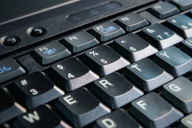 Bilgisayar sunucusu veya masaüstü bilgisayarı için klavye ofis, iş ve bilgi teknolojisi kavramındaki bir klavye üzerindeki numara düğmesine odaklanır