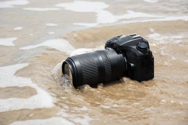 Dslr Camera Telephoto Lens Beach Wet Water Sea Wave Travel — Stock Photo, Image