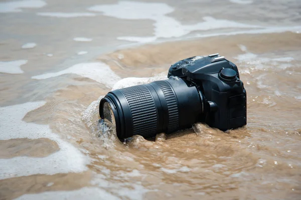 Dslr Camera Telephoto Lens Beach Wet Water Sea Wave Travel — Stock Photo, Image