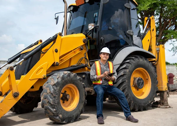 Hombre Asiático Ingeniero Construcción Civil Trabajador Arquitecto Con Casco Chaleco — Foto de Stock