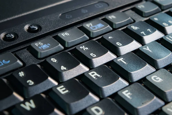 计算机服务器或台式计算机的键盘侧重于办公室键盘上的数字按钮 业务和信息技术概念 — 图库照片