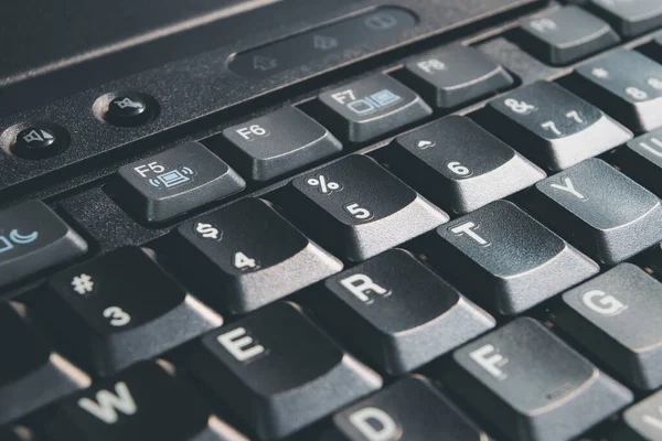 计算机服务器或台式计算机的键盘侧重于办公室键盘上的数字按钮 业务和信息技术概念 — 图库照片