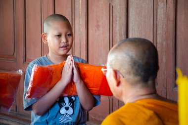 Ang Thong, Tayland - 23 Ekim 2016: Tayland 'da Budist papazlık görevinde bulunan kimliği belirsiz Asyalı çocuk, Tayland' da Budist dini töreninde acemi keşiş ya da küçük acemi rahip oldu.
