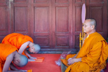 Ang Thong, Tayland - 23 Ekim 2016: Tayland 'da Budist papazlık görevinde bulunan kimliği belirsiz Asyalı çocuk, Tayland' da Budist dini töreninde acemi keşiş ya da küçük acemi rahip oldu.