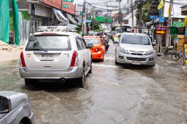 Bangkok, Tayland - 25 Eylül 2016: Su sel Bangkok şehir problem kanalizasyon taşma drenaj sistemi ile o tam çöp ne zaman yağmur fırtına.