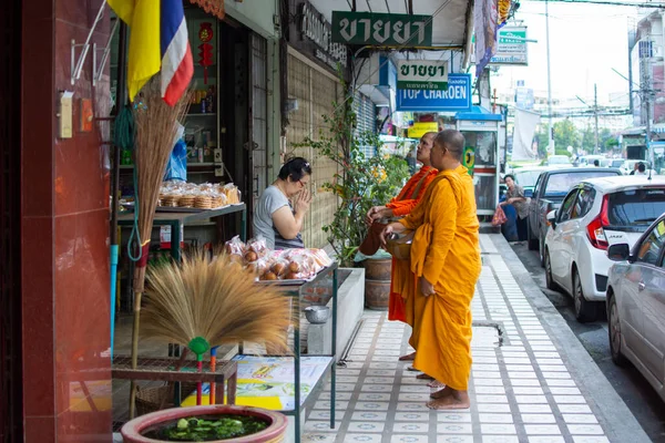 Bangkok Tailandia Octubre 2016 Monje Tailandés Identificado Pide Limosna Por — Foto de Stock