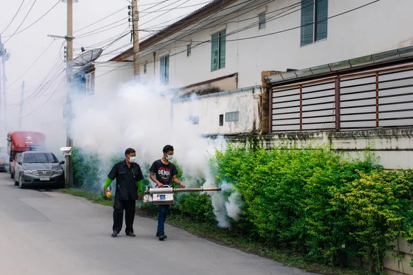 泰国曼谷 2016年7月3日 不明身份者在村庄用雾化滴滴涕喷雾灭蚊和防蚊 是疟疾 登革热和寨卡病毒的携带者 — 图库照片