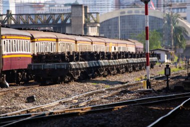Bangkok, Tayland - 14 Kasım 2016: Tanımlanamayan demiryolu tren demiryolu parça Bangkok istasyonunda. Çünkü daha ucuz birçok kişi Tayland popüler Tren.