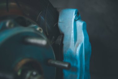 Araba tamircisi ya da tamirci araba tamirhanesinde ya da tamirhanede tamir ve onarım sorunları için disk freni ve asbest fren pedlerini kontrol ediyor.