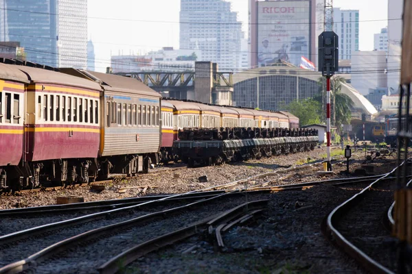 Bangkok Tajlandia Listopada 2016 Pociąg Kolei Niezidentyfikowany Tory Kolejowe Stacji — Zdjęcie stockowe