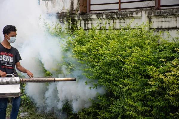 Bangkok Tayland Temmuz 2016 Sivrisinekler Için Ddt Spreyi Kullanan Tanımlanamayan — Stok fotoğraf