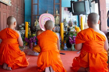 Ang Thong, Tayland - 23 Ekim 2016: Tayland 'da Budist papazlık görevinde bulunan kimliği belirsiz Asyalı çocuk, Tayland' da Budist dini töreninde acemi keşiş ya da küçük acemi rahip oldu.