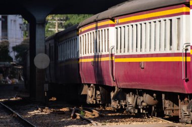 Bangkok istasyonundaki tren raylarında tren. Tayland 'da birçok insan trenle seyahat eder çünkü daha ucuzdur..