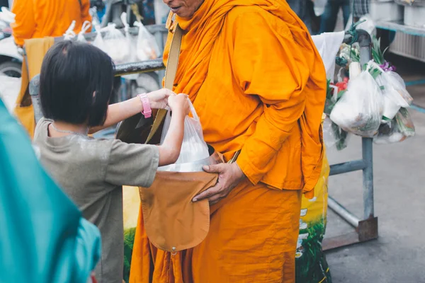 Taylandlı Keşiş Budistlerin Rahiplere Yemek Sunması Rahiplerden Kutsanması Için Sabahları — Stok fotoğraf