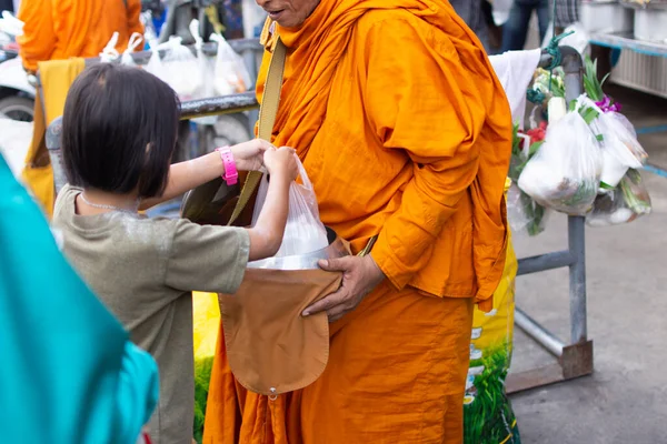 泰国僧人在早上请求施舍 让佛教徒为僧人提供食物 并得到僧人的祝福 — 图库照片