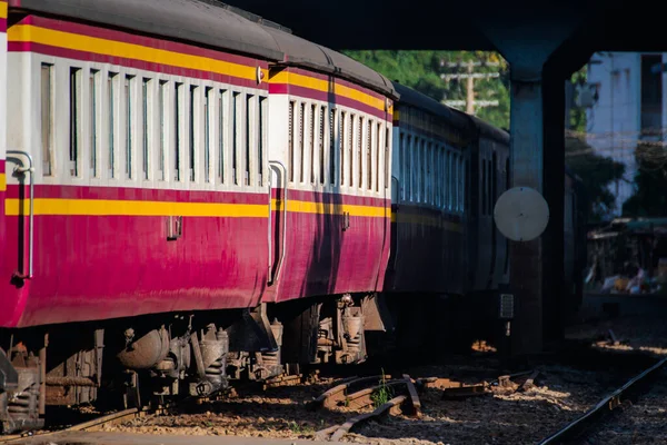 Bangkok Istasyonundaki Tren Raylarında Tren Tayland Birçok Insan Trenle Seyahat — Stok fotoğraf