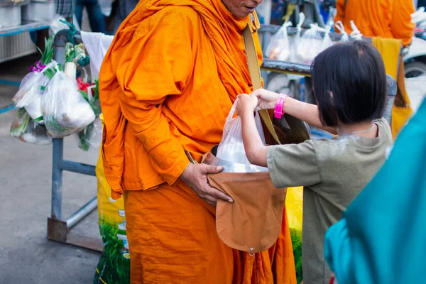 Thailändischer Mönch Bittet Morgens Almosen Für Buddhisten Damit Sie Verdienen — Stockfoto