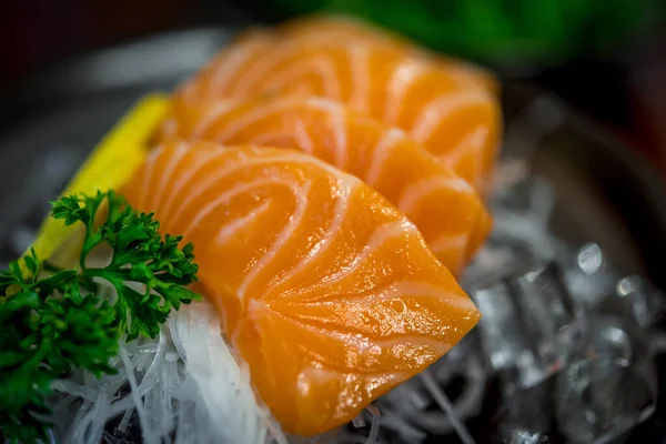 新鮮な鮭の刺身鮭を薄切りにし 大根を日本料理店でスライスしたもの — ストック写真
