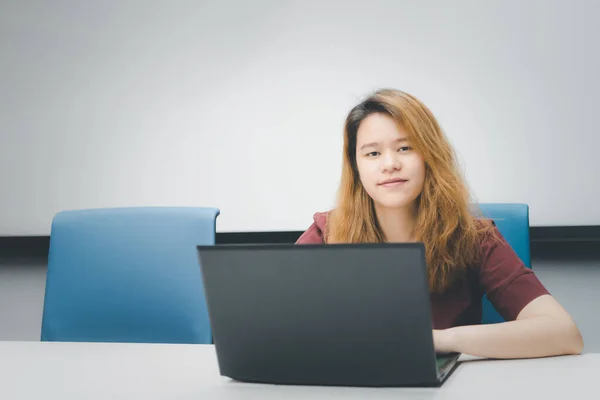 아시아인 여성은 학생이고 컴퓨터로 일하는 사업가이며 사무실 회의실에서 노트북을 가지고 — 스톡 사진