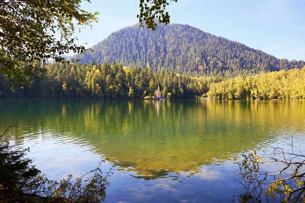 Eine wunderschöne Herbstlandschaft. Reflexion des Berges und der Bäume im See. — Stockfoto