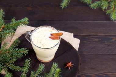 Koyu ahşap arka planda, kışlık eggnog bardağı.. 