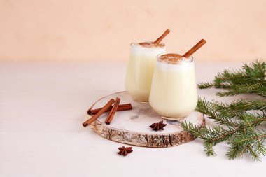 Eggnog Noel içeceği. Noel ve kış tatillerinde rendelenmiş hindistan cevizi, çırpılmış yumurta, tarçın içeren süt içeceği..