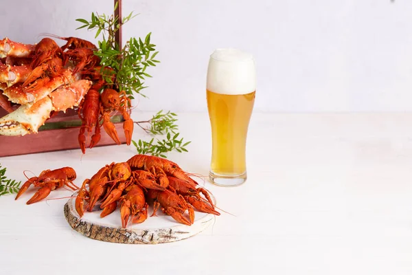 Een Glas Licht Bier Met Gekookte Rivierkreeften Krabben — Stockfoto