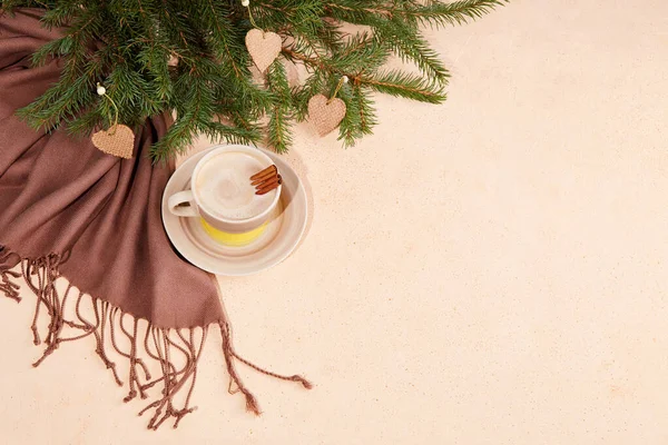 Bir Noel Kompozisyonu Sütlü Tarçınlı Bir Fincan Kahve Rahat Ekose — Stok fotoğraf