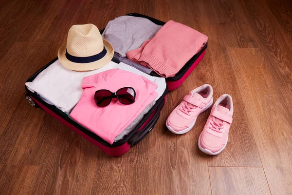 Embalagem de bagagem, preparando as coisas para uma viagem. — Fotografia de Stock