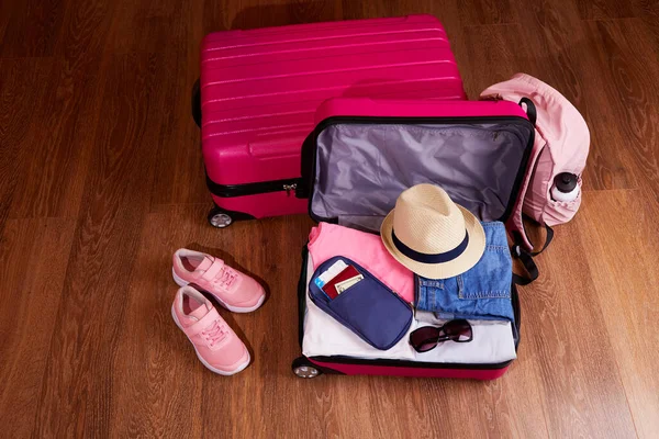 Malas com coisas e acessórios para a viagem, uma mochila, tênis e documentos. — Fotografia de Stock