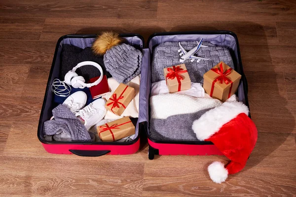 Embalagem Bagagem Preparando Coisas Para Uma Viagem Natal Uma Mala — Fotografia de Stock