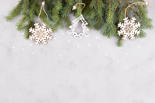 Tannenzweige Und Weihnachtliches Holzspielzeug Auf Grauem Hintergrund Null Abfall Zubehör — Stockfoto